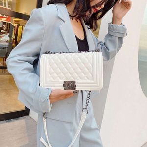 Western Style Women의 새로운 PU Trendy Fairy Small Square Diamond Grid Chain Crossbody Bag 인터넷 유명한 다목적 겨드랑이 공장 직접 판매