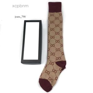 GGLIES 2022 Stocking Designer Mens Womens Sockins Wełniane pończochy Wysokiej jakości ulice seniorów Wygodne skarpetka na nogę kolanową z pudełkiem 903 604