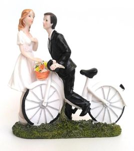 新しいウエディングケーキトッパー自転車にキスをキスする花嫁と花groom装飾カップケーキトッパー辞任置物工夫のお土産の結婚式1991108