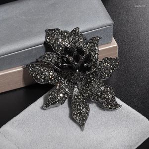 Broches requintado luxo preto rosa incrustada strass broche adequado para feminilidade e versátil vestido corpete acessório