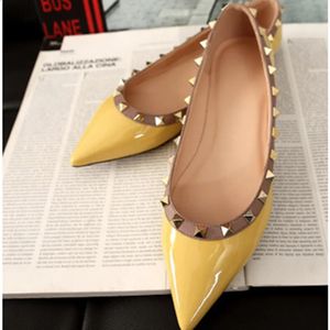 Kadınlar İngiliz Amerikan Styles Moda Daily Moda Show Ayakkabıları ile Çivili Patchwor Patent Deri Mat Daireler Pinted 45 240202