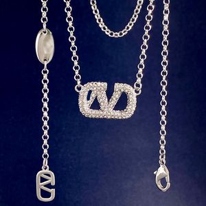 Collana con pendente classico a forma di V di design, materiale in ottone pieno di diamanti, placcato in platino 18 carati, gioielli di lusso, gioielli con ciondoli, orecchini, regalo di moda per ragazze