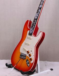 Özel Mağaza Stevie Ray Vaughan SRV Numaralı Hamiltone Cherry Sunburst St Electric Gitar Kitap Mühürlü Kıvırcık Akçaağaç Üst Flame MA8380201