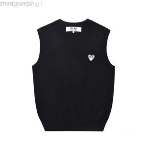 Desginer CDGS T-shirt Commes Des Garcons Heyplay Fashion Märke älskar Autumn/Winter Vest Sticked Tank Top Mens and Womens V-halk Kam axel ärmlöst tröja par