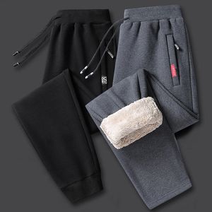 Calças masculinas de lã de cordeiro de inverno espessadas roupas esportivas quentes casuais com cordão calças de jogging masculinas de algodão de alta qualidade 240125