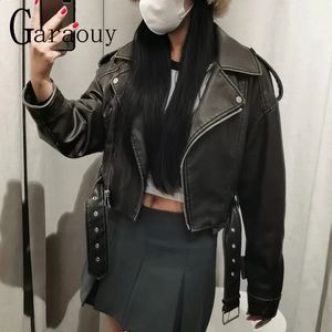 春の女性フェイクレザージャケットシックビンテージショートラペルジッパーベルトバイカーコートファッションストリートウェアミュージャートップ240123