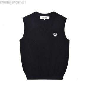 Desginer Cdgs T Shirt Commes Des Garcons HEYPLAY Fashion Brand Love AutumnWinter Vest Knitted Tank Top Mens and Womens Vneck Kam Shoulder Sleeveless Sweater Couple 2