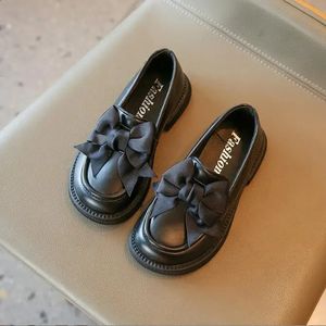 Barn plattskor barn casual sandaler skol flickor prinsessan pu läder nonslip retro ihålig mjuk botten loafer 240131