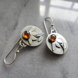 Orecchini pendenti Vintage rotondi in metallo con foglie di fiori per donne Gioielli etnici Argento antico Colore arancione Perline Orecchino con gancio in pietra