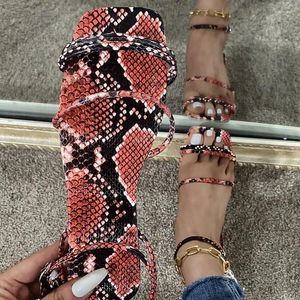 Sandaler 2024 Summer Women Fashion Clip Toe Snakesskin Mönster Flat Casual Ankle Strap Plus Size