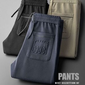 Pantaloni da guardia per il tempo libero primaverili e autunnali per pantaloni sportivi con piedini ricamati alla moda versatili e versatili da uomo