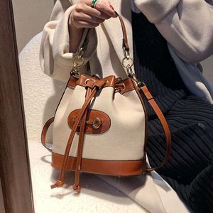 Vatten hink för kvinnors vår Ny enkel koreansk handhållen trend Kontrast Färg Enkel axel Diagonal Straddle Bag Factory Direct Sales