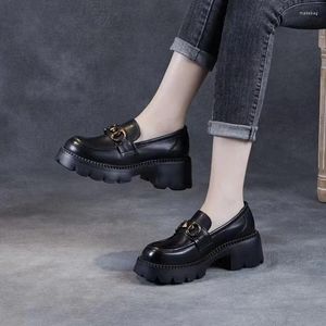 Scarpe eleganti da donna in vendita 2024 scarpe da donna slip di marca autunno punta tonda decorazione in metallo solido piattaforma mocassini giornalieri a prova di acqua