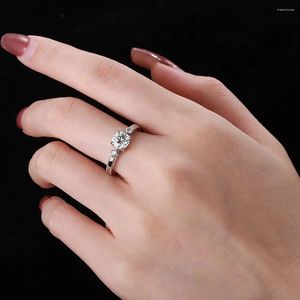 Küme halkaları karaçi saf gümüş yüksek karbonlu elmas simülasyon yüzüğü parmak kadınları klasik dört pençe lüks bir