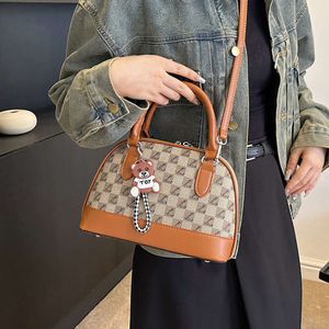 Kvinnors nya trendiga och fashionabla tryckta bokstavshandhållna skal Small pendlare One Shoulder Crossbody Bag Factory Direct Sales