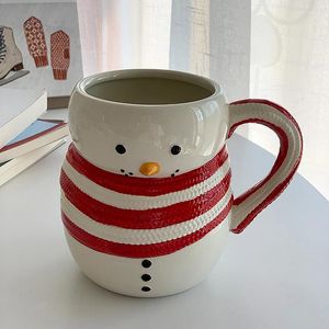 Canecas Caneca de cerâmica vintage Kawaii Ins Boneco de neve Capa vermelha Leite Café Bonito Ornamentos de mesa Vaso Decoração de casa Suporte de caneta presente