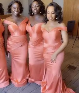 Afrikanisches Plus-Size-Korallen-Meerjungfrau-Brautjungfernkleid, schulterfrei, formelles Party-Abschlussballkleid, Schößchen-Schleppe, aus Ehrenkleid