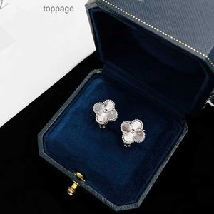 Van Clover Cleef Earring Designer Stud Earrings S925 Sterling Silver Love Clover Designer Studörhängen för kvinnor Luxury Brand Cute Flower ol Engagement Elegant Cha