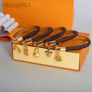 Fashion Classic Flat Brown Mander Designer skórzana bransoletka dla kobiet i mężczyzn metalowa zamek głowa urok Bracelets kolczyki Suit 3dzd