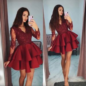 2024 Fashion Celebrity Cocktailkleid Schönes rotes V-Ausschnitt Langarm-Abschlussballkleid Stilvolles abgestuftes kurzes Ballkleid mit Perlenspitze und Applikation