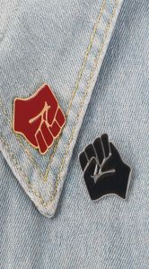 Pugno alzato di solidarietà smalto rosso spilla cappello vestiti spilla jeans camicia distintivo nero vite materia gioielli regalo8498807