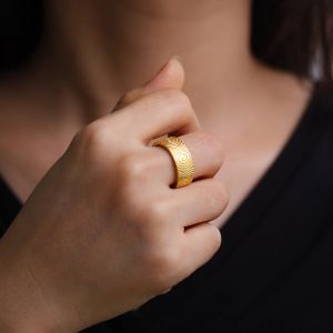 Кольцо с вихревой спиралью и гравировкой для мужчин и женщин, 14-каратное золото, ширина 8 мм, кольца для пар, ювелирные изделия, юбилейный Рождественский подарок 2024