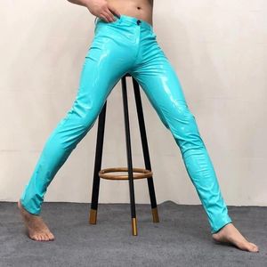 Мужские брюки небесно-голубые блестящие кожаные сексуальные костюмы для ночного клуба анти-яркие узкие эластичные брюки из искусственной кожи мужские мотоциклетные