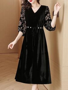 Casual Kleider Koreanische Schwarz Samt Chic Haken Blume Hohl Luxus Abendkleid Für Frauen 2024 Herbst Winter Langarm Elegante Party