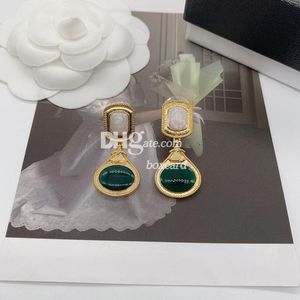 Brincos de esmeralda de luxo pendurados com carimbo para mulheres brincos banhados a letras vintage gotas de orelha com caixa de presente