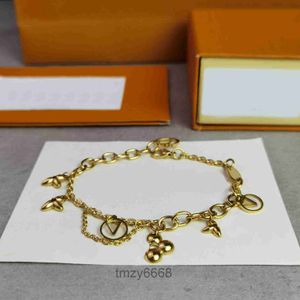 Womens Jewlery Small Flower Bracelet Designer Bracelets Pink Letter Crystal Plated Gold Charm Luxe Fashion Jewelry Women Gift with Box 88YY