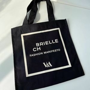 Borsa per la spesa portatile da donna di design in tela nera bianca classica con lettera stampata per profumo, borsa da spiaggia alla moda