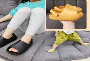 O27sN Real Summer Kids Children designer FurHome Slides Girls slippers for children high quality sliders Raccoon Fluffy Chinelo Fl2591695