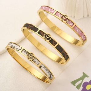 New Style Bracelets Women Bangle Designer Letter V Jewelry Faux Leather Gold Plated Stainless Steel Womens Wristband Wedding Gifts louiselies vittonlies
