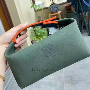 Kobiety magazynowe Stock Canvas Crossbody torebki kosmetyczne nylonowe torebkę nylonowe ręce pochette makijaż luksusowe torby na ramię Projektanci makijaż