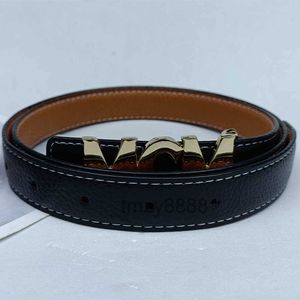 Klassiskt brev Smooth Buckle Belt Fashion Designer Men Bredd 2,5 cm Luxury Leather Women Casual Jeans Accessory Wholesale AI72