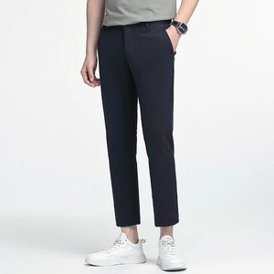 Wysokiej jakości spodnie biznesowe Trend Men Trend Wersja koreańska przycięte spodnie 2023 Summer Ice Silk Oddychający oddychający spodni 240217