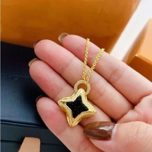 Designer Pendants Necklaces Brand Jewelry Gold Sier Flower Pendant Necklace Fashion Women Sweater Chain Elegant Lady Collarbone Necklace louiselies vittonlies