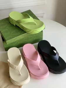 De senaste tjocka sule breda utgåva tofflor för vårens sandaler tofflor glider sandaler flip flops platt tjocka botten gummi skor 35-42