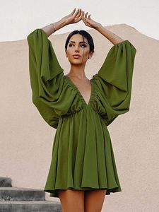 Lässige Kleider Frühling Sommer Sexy rückenfreie Laternenärmel Kleid für Frauen locker sitzende hohe Taille tiefer V-Ausschnitt grüner A-Linien-Rock