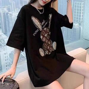 Designer cria lindas camisetas de coelhinhos para indústrias pesadas de moda de luxo