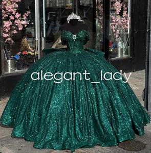 Szmaragdowy zielony błyszczące quinceanera sukienki z ramion Gillter B Oning Crystal Vestidos de 15 Anos Quinceaneras Modernos