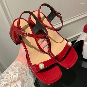 SURET BUTS Patent oryginalny skórzany czerwony otwarte palce perły eleganckie damskie impreza kwadratowy Chunky Średnie obcasy klasyczne sandały