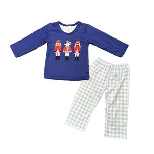 Conjunto de pijama de Natal para meninos e meninas com mangas compridas e calças Quebra-nozes estampado tecido de seda de leite estilo personalizado 240122