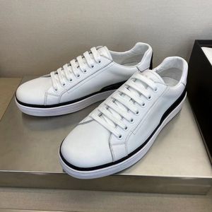 Scarpe sportive casual da uomo d'affari di marca di stilista di lusso alla moda con scarpe basse leggere in pelle di vitello cerata bianche e nere, taglie 5-10, 2024