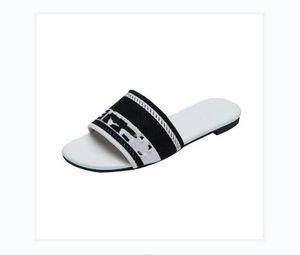 NOVAS MULHERES PARIS BONDRESSIDADOS Designers deslumbrantes Sandálias femininas Summer Summer Beach Stripes casuais chinelos planos flechas lascas bordadas 4011