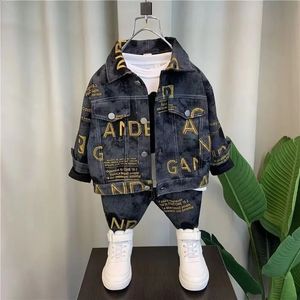 Pojkar Set Spring/Summer 2024 New Childrens stiliga klädtrend Baby Autumn Fashion Cowboy Tvåbit Set Childrens Clothing 240218