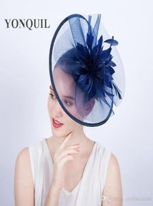 Högkvalitativ ny ankomst Royal Ascot Big Fascinator Hats Diy Church Halloween Hats Feather Flower Wedding Hair Accessories Hair Cl3893020