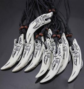 Großhandel 12 Stück Kunst-Yak-Knochen-Harz geschnitzte weiße Zahn-Anhänger-Halsketten für Männer Frauen Surf-Geschenke MN1436384281