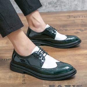 Business Handmased Quality High Brogue Style Paty Wedding Men Flats Läder Oxfords Formal Pointed Shoes 8165