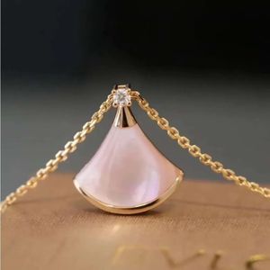 2024Bulgarilies V Gold Designer Necklace Women's Natural Pink Fritillaria CLAVICLE CHAIN ​​PLATERAD MED ROSE GOLD Högkvalitativ pendellsmyckesdesigner för Womenq1